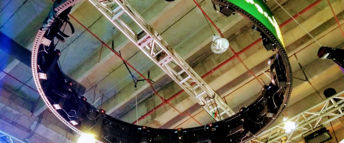Paneles LED colgantes en forma circular para eventos